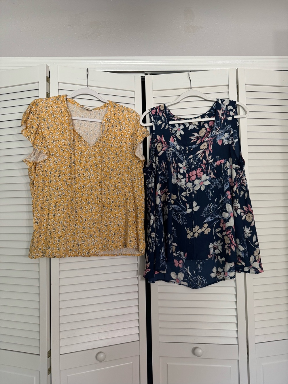 Yellow Floral Ruffle Short Sleeve Women’s Top and Blue Flowy Sleeveless Top Sz L